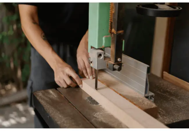 what is the difference between a band saw and a scroll saw