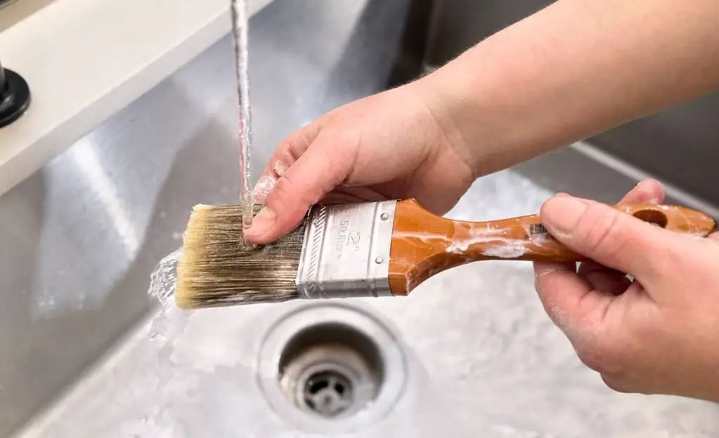 How to clean a paint brush